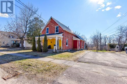 442 Moffat St, Pembroke, ON, K8A3Y1 | Card Image