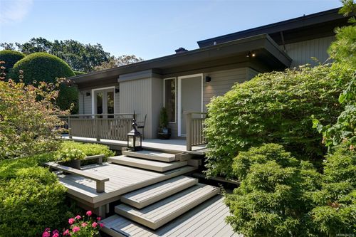 1557 Edgemont Rd, Saanich, BC, V8N4P7 | Card Image