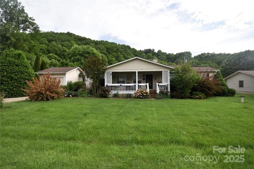 74 Sunflower Ln, Waynesville, NC, 28785-8246 | Card Image