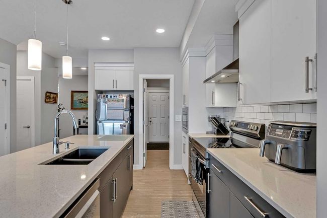 117 Legacy Glen Cir Se, House other with 3 bedrooms, 3 bathrooms and 4 parking in Calgary AB | Image 7