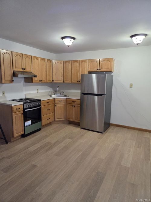 6 Honey Ln W, Miller Place, NY, 11764-1718 | Card Image