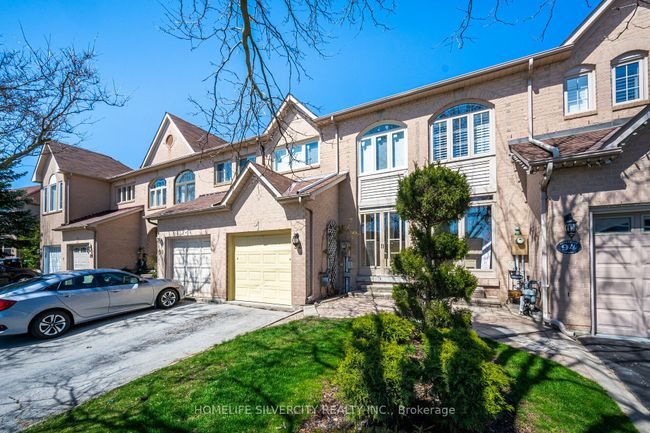 92 Cedarwood Cres, Home with 3 bedrooms, 3 bathrooms and 3 parking in Brampton ON | Image 3