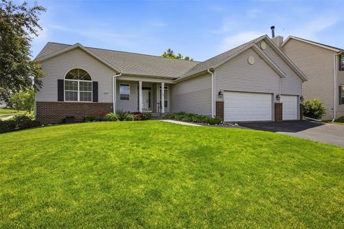 2045 Newcastle Rd, Marion, IA, 52302-9421 | Card Image