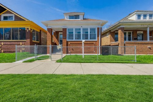 8020 S Bishop St, Chicago, IL, 60620-3852 | Card Image