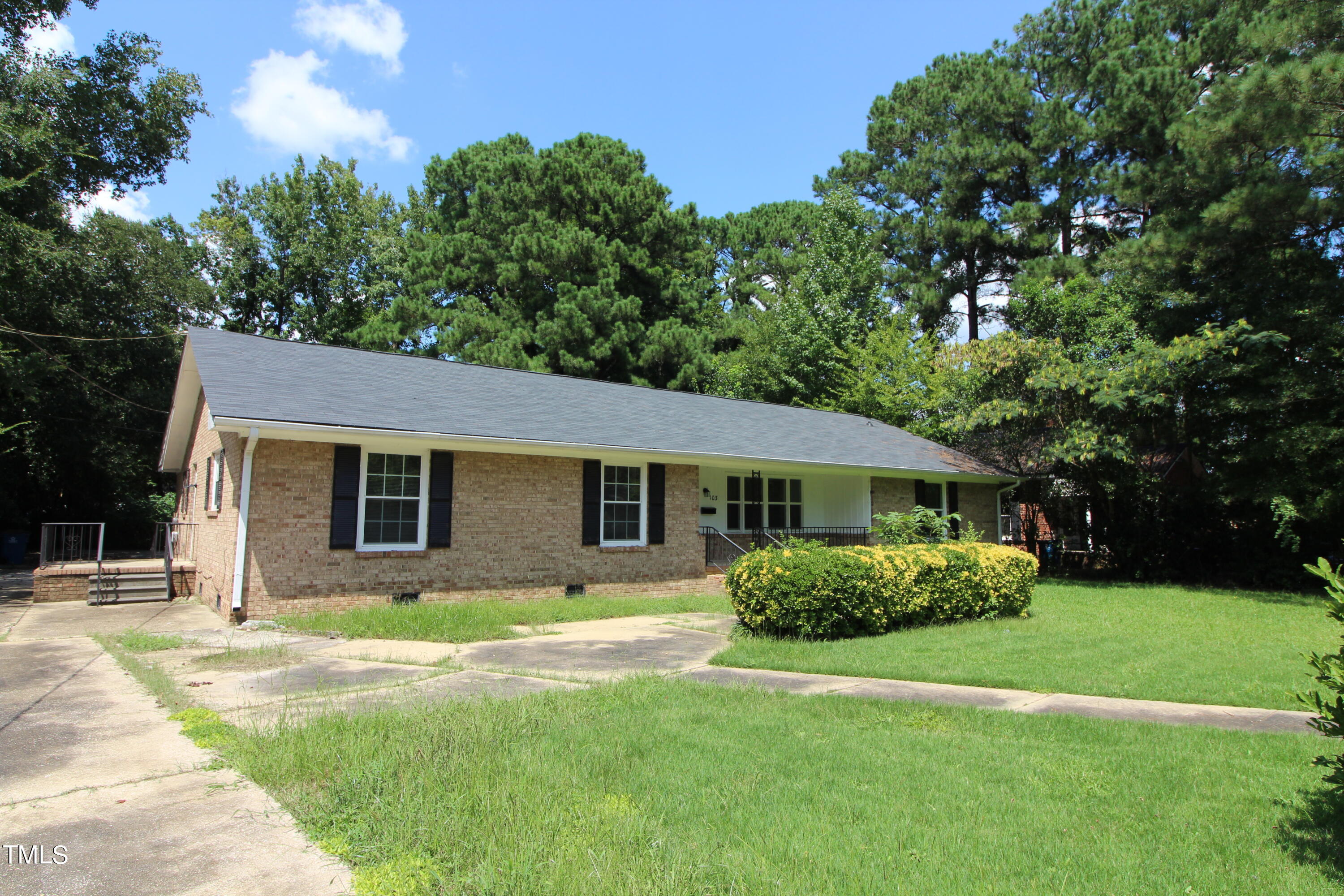 Caswell St, Dunn, NC 28334