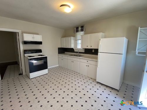703 S Laurel Ave, Luling, TX, 78648-3303 | Card Image