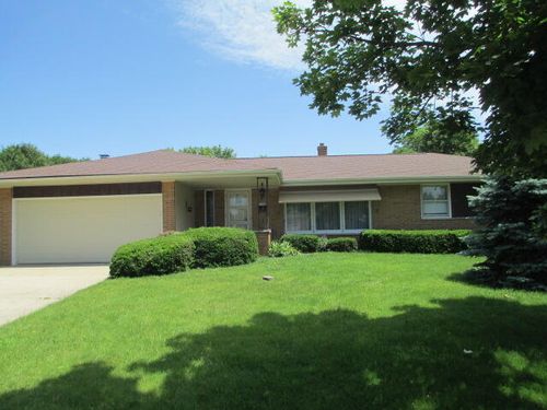 5154 Maplewood Dr, Greendale, WI, 53129-1416 | Card Image