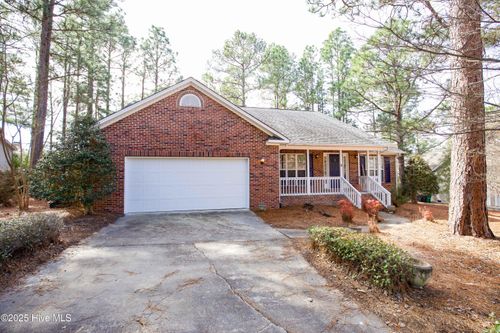 8 Moore Dr, Pinehurst, NC, 28374-8517 | Card Image