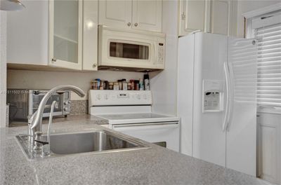 601 - 5103 Nw 35th St, Condo with 2 bedrooms, 2 bathrooms and null parking in Lauderdale Lakes FL | Image 3