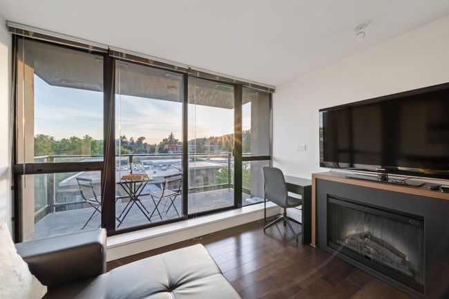 706 - 2959 Glen Dr, Condo with 1 bedrooms, 1 bathrooms and 1 parking in Coquitlam BC | Image 6