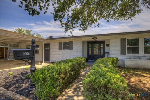 1006 Pecan St, Floresville, TX, 78114-1966 | Card Image