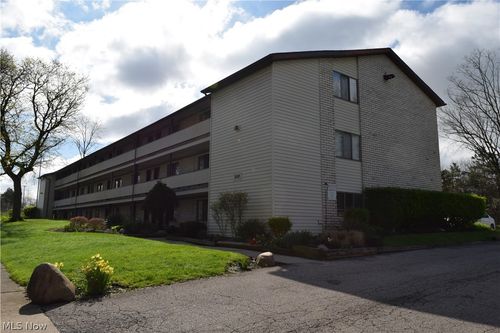 888 Rosamond Avenue, Akron, OH, 44307 | Card Image