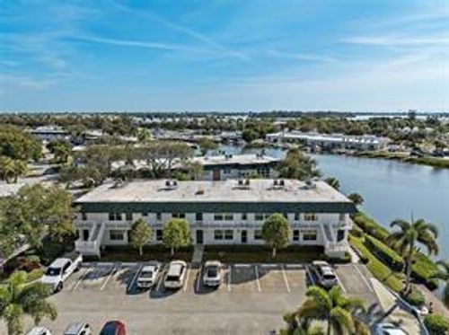 i-10-2800 Indian River Blvd, Vero Beach, FL, 32960-7211 | Card Image