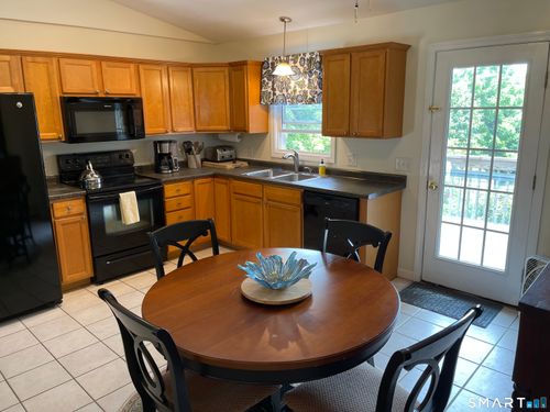 8 Wells Ave, Pawcatuck, CT, 06379-1671 | Card Image
