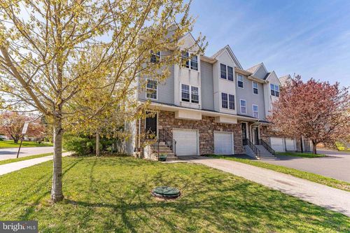 752 Cedar Ln, Norristown, PA, 19401-4131 | Card Image