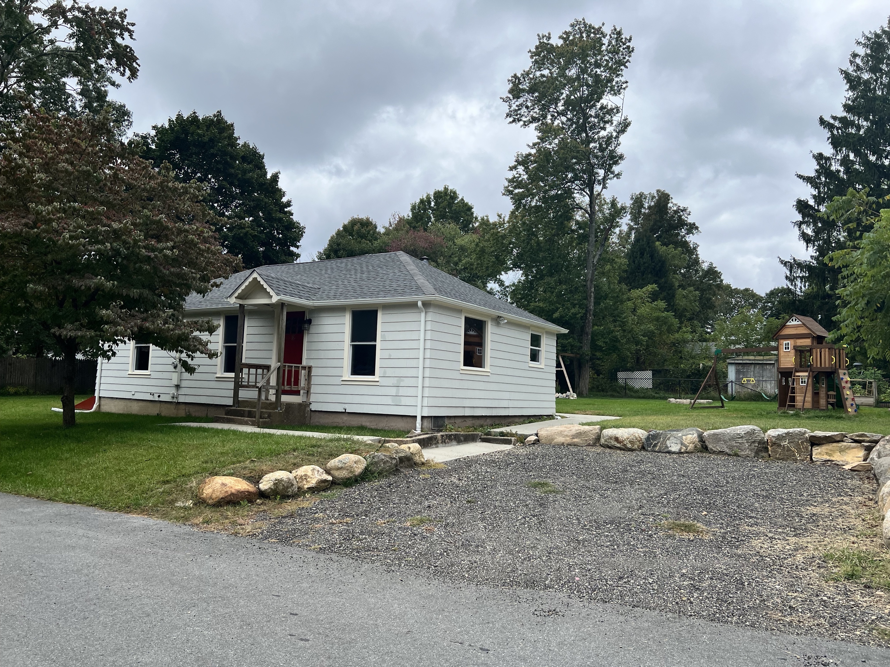 16 Crestwood Road, For Rent in Coventry Zoocasa