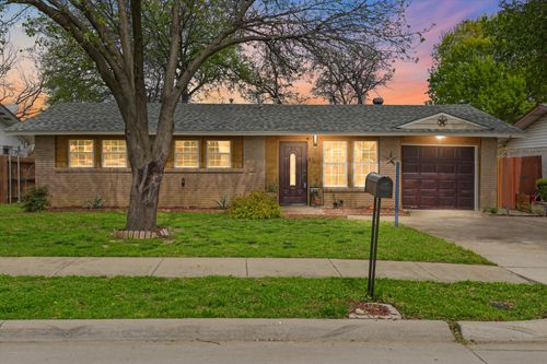 1605 E Lovers Ln, Arlington, TX, 76010-5932 | Card Image