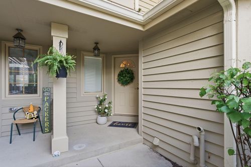 W240N2160 Dorchester Dr, Pewaukee, WI, 53072-4688 | Card Image