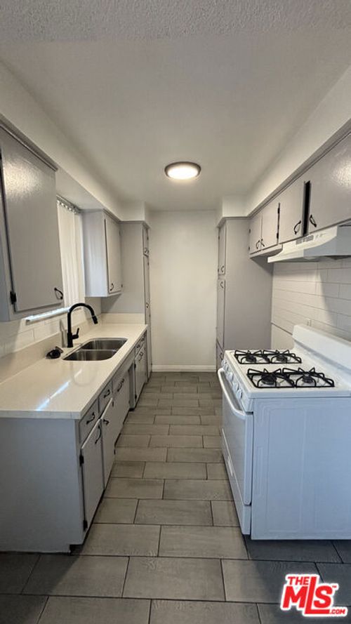 8759 Tobias Ave, Panorama City, CA, 91402-2349 | Card Image