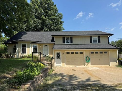 508 Maple Ln, Lansing, KS, 66043-6223 | Card Image