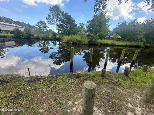 10006 Avenue H, Bay Saint Louis, MS, 39520-7325 | Card Image