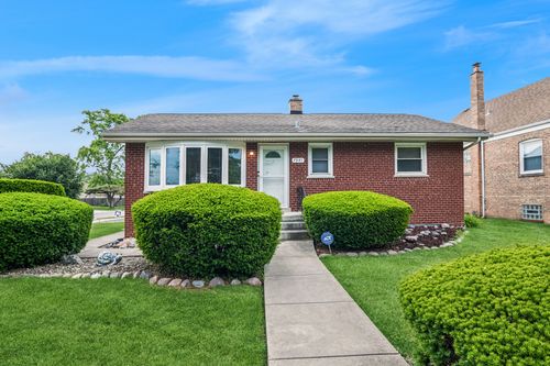 7945 Lawler Ave, Burbank, IL, 60459-2136 | Card Image