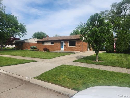 33810 Vista Way, Fraser, MI, 48026-4327 | Card Image