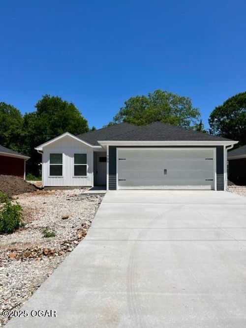 705 N Washington St, Carterville, MO, 64835-1032 | Card Image