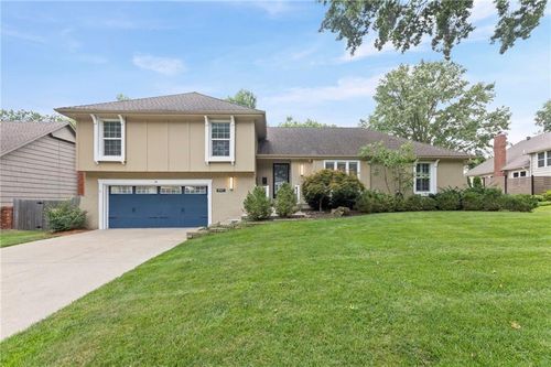 9527 Cedar St, Overland Park, KS, 66207-3322 | Card Image