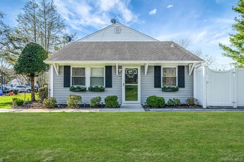 10 Gettysburg Ct, Coram, NY, 11727-1624 | Card Image