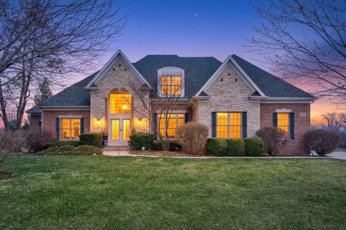 910 Freedom Cir, Sycamore, IL, 60178-2513 | Card Image