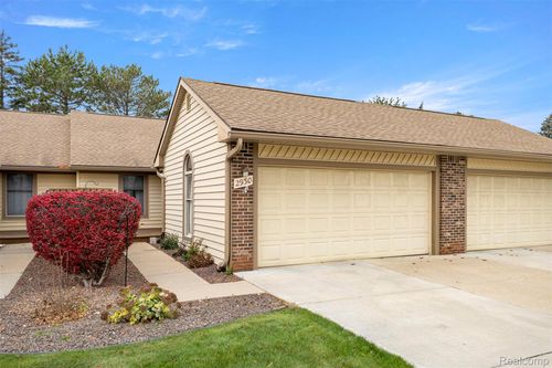 2930 Lakewood Dr, Trenton, MI, 48183-3466 | Card Image