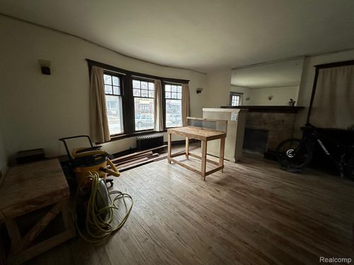 677 Atkinson Street, Detroit, MI, 48202 | Card Image