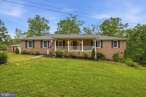 211 Creekview Ln, Middletown, VA, 22645-2090 | Card Image