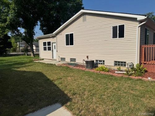 29301 Rockcastle St, Farmington Hills, MI, 48336-4942 | Card Image