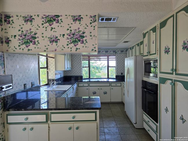 9840 Tower Vw, House other with 3 bedrooms, 3 bathrooms and null parking in Helotes TX | Image 12