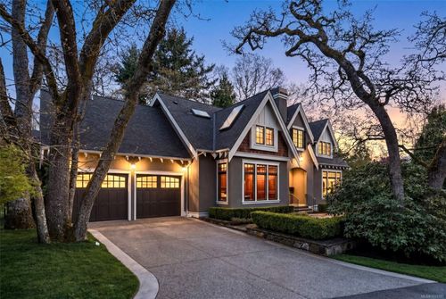 2096 Falkland Pl, Oak Bay, BC, V8S4M5 | Card Image