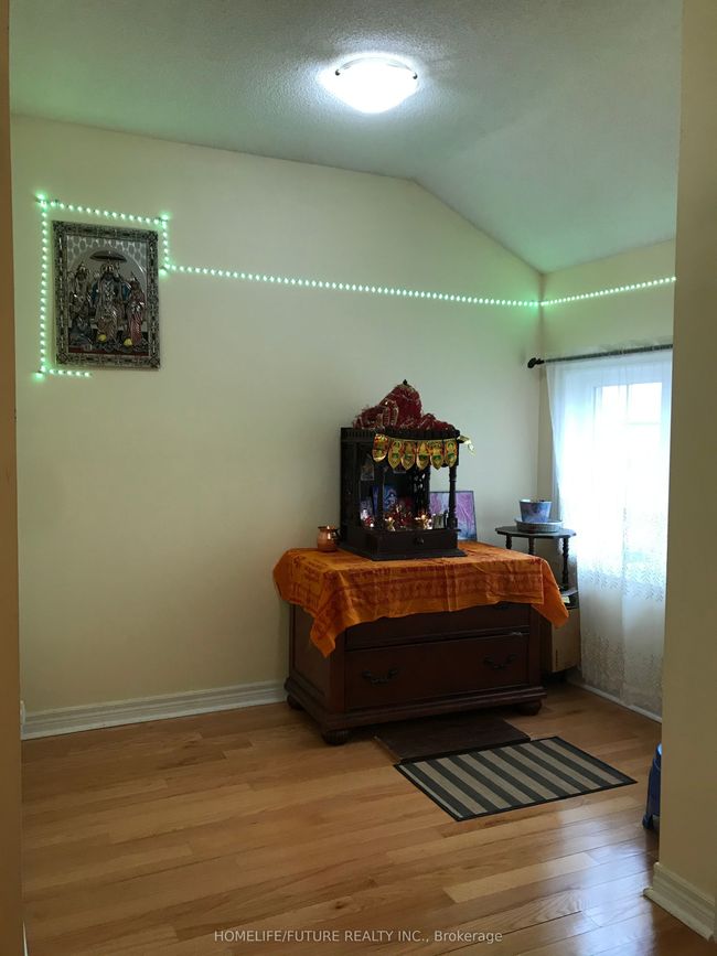 UPPER - 879 Oasis Dr, House attached with 3 bedrooms, 3 bathrooms and 2 parking in Mississauga ON | Image 7