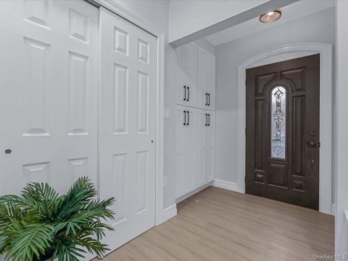 62 Essex Rd, Great Neck, NY, 11023-1536 | Card Image