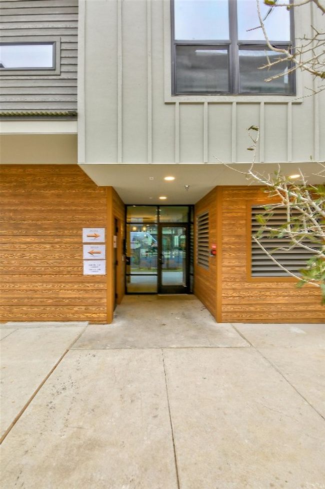 Building entry with electronic keycard access | Image 18