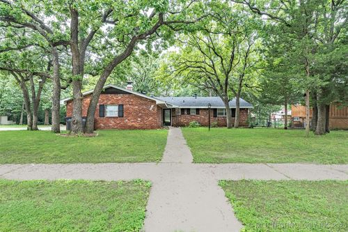 104 Laurel Pl, Bartlesville, OK, 74003-1606 | Card Image
