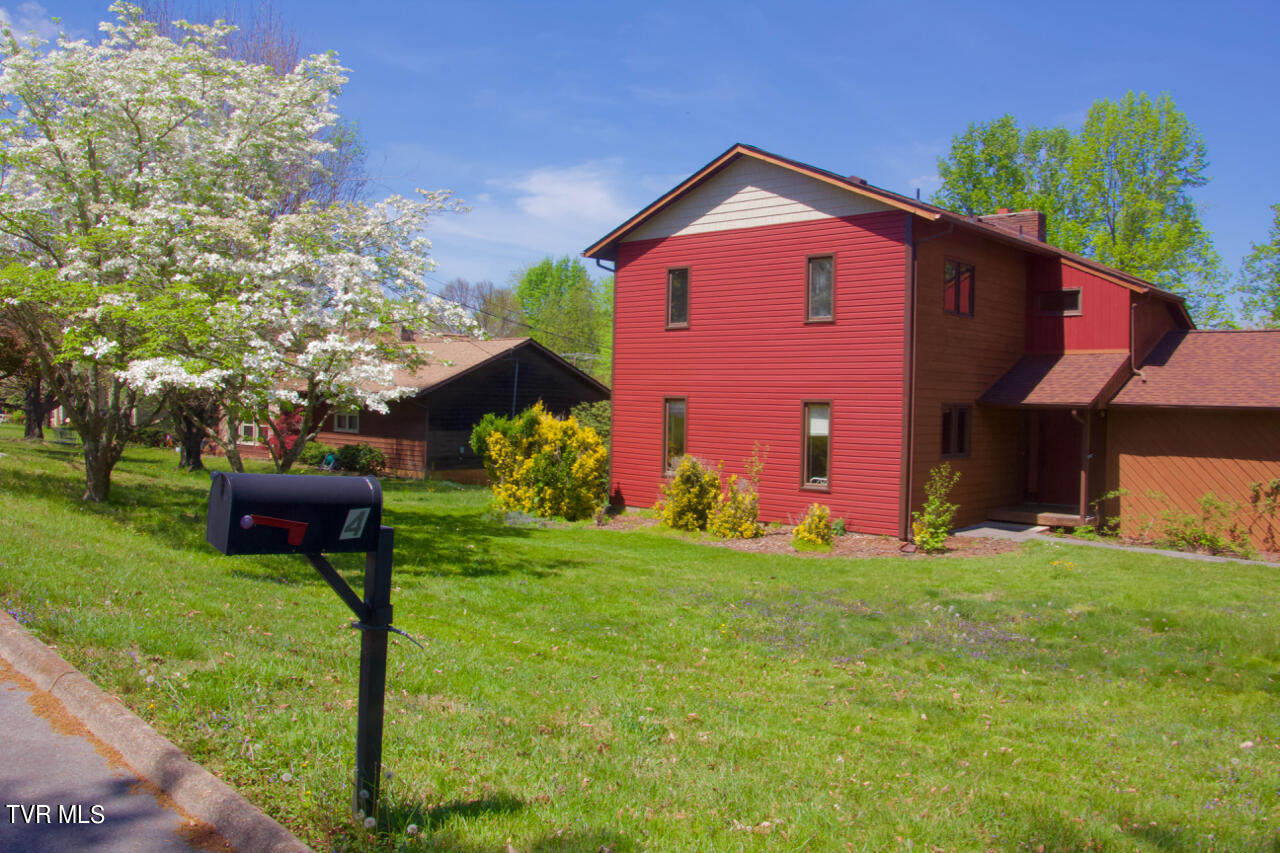 Hills Cir, Johnson City, TN 37601