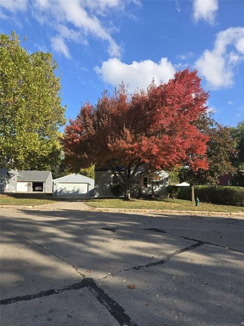 1200 33rd St Se, Cedar Rapids, IA, 52403-3631 | Card Image