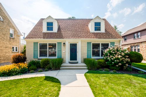 2531 N 83rd St, Wauwatosa, WI, 53213-1026 | Card Image