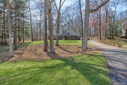 8644 Acorne Ave, Milan, MI, 48160-9742 | Card Image