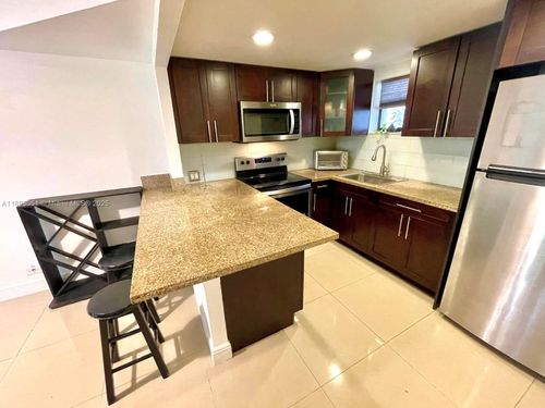 apt-128-8290 Lake Dr, Doral, FL, 33166-4629 | Card Image