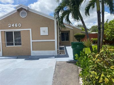 2460 Sw 85th Ave, House other with 3 bedrooms, 3 bathrooms and null parking in Miramar FL | Image 1