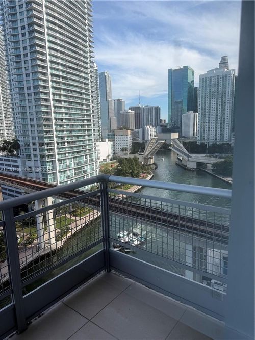 1703-690 Sw 1st Ct, MIAMI, FL, 33130-2920 | Card Image