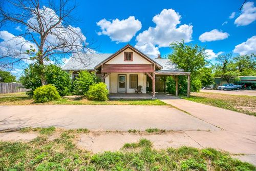 600 N 4th St, Ballinger, TX, 76821-5016 | Card Image