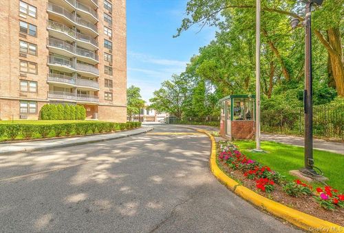 apt-11l-90-50 Union Tpke, Glendale, NY, 11385-8066 | Card Image